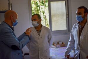 وكيل وزارة الصحة بالشرقية يتابع تطعيم المواطنين بلقاح كورونا بوحدة موسى عمران بالزقازيق