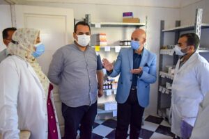 وكيل وزارة الصحة بالشرقية يتابع تطعيم المواطنين بلقاح كورونا بوحدة موسى عمران بالزقازيق