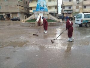 سحب تجمعات وانتشار سيارات شفط مياة الأمطار لمواجهة الطقس السيئ بروضة دمياط كتب عبده خليل وايناس رجب صرحت المهندسة فايزه فوده نائب محلية مدينة الروضة التابعة لمركز فارسكور بمحافظة دمياط انها قامت بنشر معدات محلية الروضة وذلك من اجل التعامل الفوري مع أي هطول للمياة الأمطار واشارت فوده تم التأكد من تسليك بالوعات تصريف مياه الأمطار، والتعامل الفوري مع أي شكاوى قد ترد بأماكن تجمع المياه وإزالتها على الفور، وإتخاذ كافة الإجراءات التي من شأنها الحفاظ على سلامة المواطنين كما تابعت فوده اليوم ، أعمال شفط مياه الأمطار بشوارع ومداخل مدينة الروضة والطرق العامة، بالتنسيق مع مسؤولي شركة مياه الشرب والصرف الصحى، وذلك تنفيذا لتعليمات الدكتوره منال عوض محافظ دمياط حيث شهدت الروضة موجة من الطقس السيئ، المصاحبة بسقوط غزير للأمطار ونشاط مكثف لحركة الرياح، ما أسفر عن تراكم مياه الأمطار بالشوارع والحد من الآثار الناجمة وعدم تعطيل الحركة المرورية بالشوارع وأشارت إلى تفعيل غرف العمليات الفرعية لاستقبال شكاوى وبلاغات المواطنين، وسرعة الاستجابة الفورية لها وربطها بغرفة العمليات المركزية بديوان عام المحافظة، لسرعة التعامل مع الموقف لتدارك أي حالات طارئة