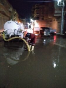 سحب تجمعات مياة الأمطار لمواجهة الطقس السيئ بروضة دمياط