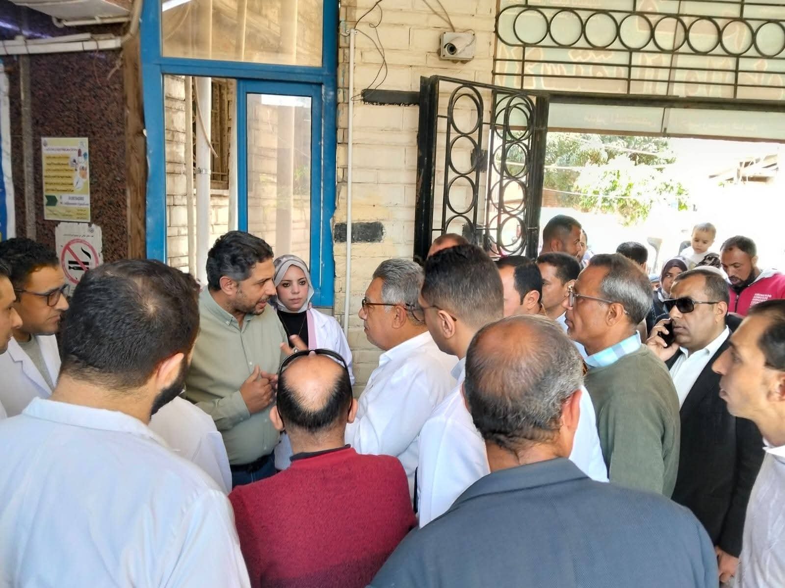 محافظ الدقهلية يتفقد مستشفيات ومناطق وممشي وحديقة بميت غمر